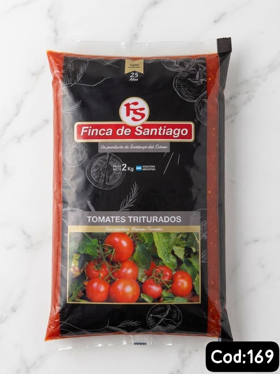 Tomates triturados Finca de Santiago envasados ​​en una bolsa negra y naranja con la foto de un tomate.