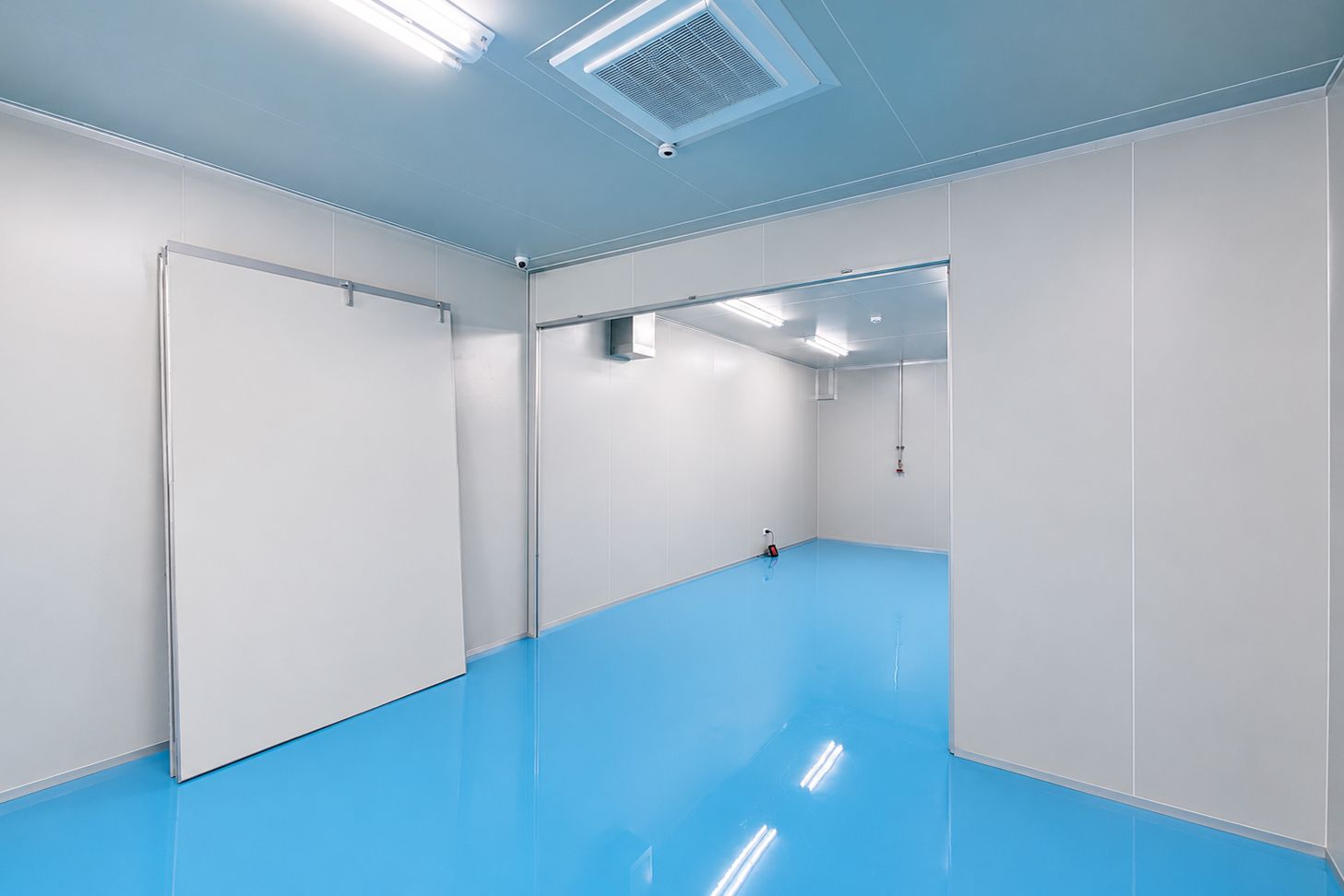 庫板隔間工程施工現場,進行工廠空間建置作業