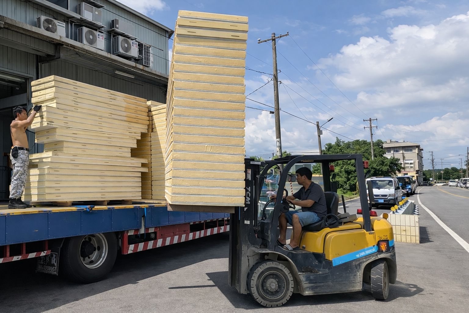 皓澤工程-冷凍庫板隔間工程|冷凍庫建置流程-冷凍庫庫板材料進場與堆高機卸貨施工案例
