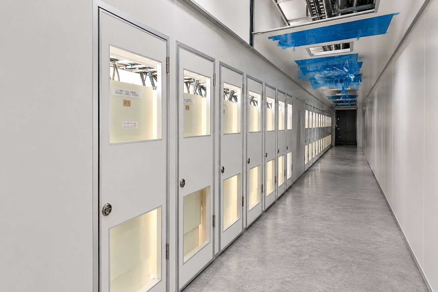 皓澤工程－英城竹南電氣室隔間工程｜高壓配電室－長型設備走道完成施工案例