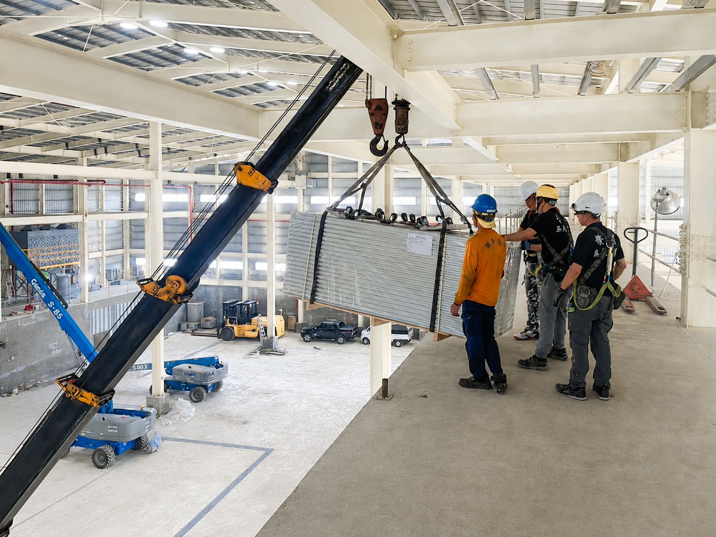 皓澤工程－達清環保參觀走道工程－高空庫板吊裝施工案例