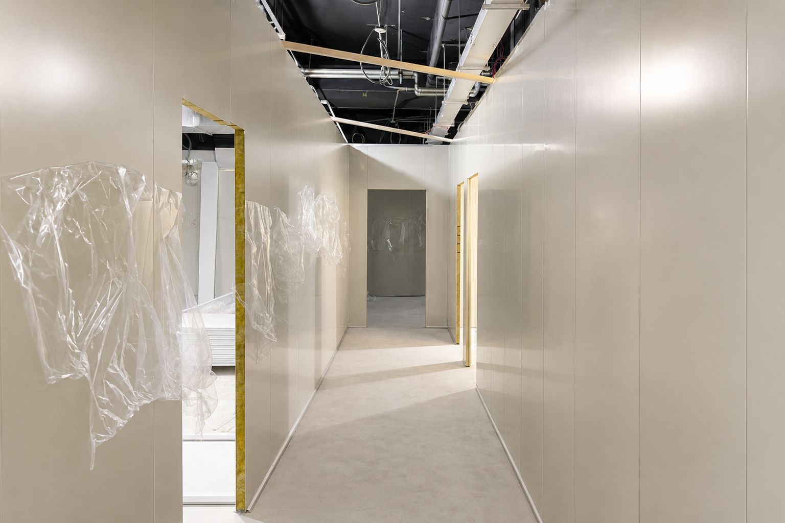 皓澤工程－金萬林企業｜生技實驗室無塵室工程－潔淨走道與無塵隔間施工案例