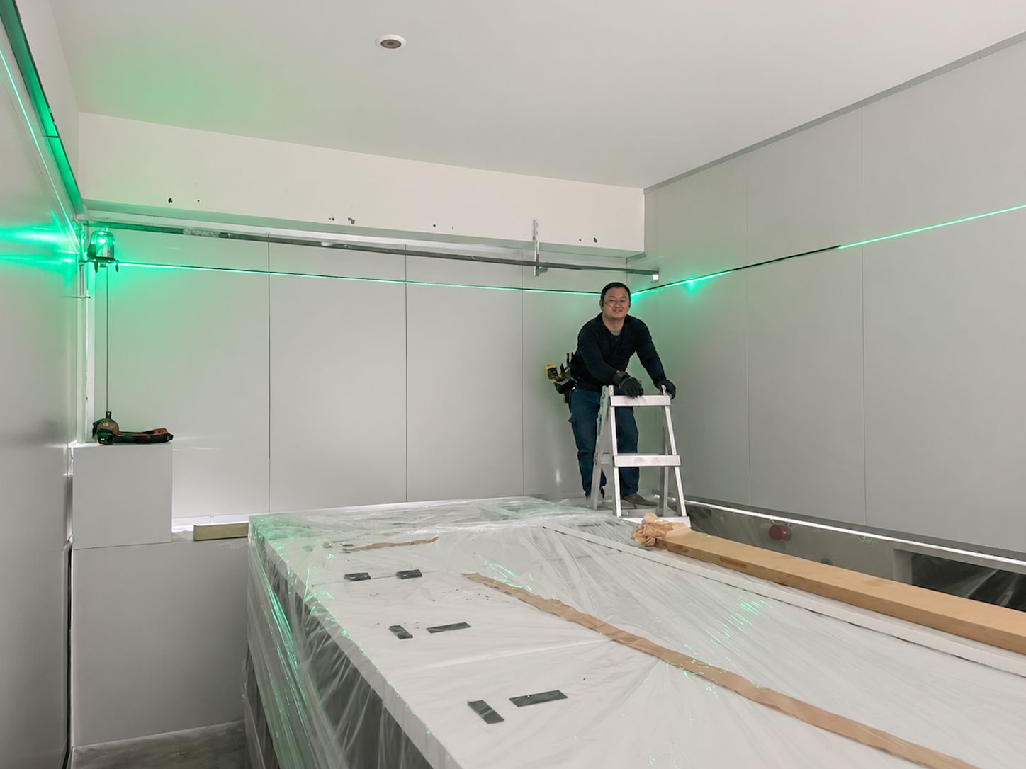 皓澤工程-紙器廠大型機台包覆工程|印刷機精密設備隔間-雷射定位安裝施工案例