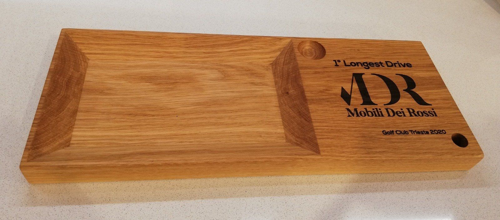 Vassoio rettangolare in legno con logo e testo incisi, mostrato su sfondo bianco.