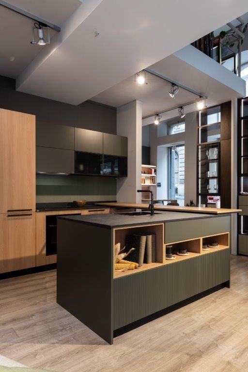 Cucina moderna con mobili in legno e neri, isola e lucernari in una casa contemporanea