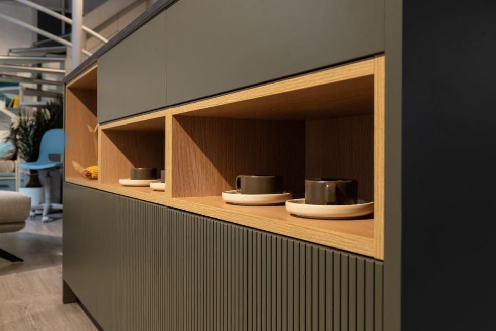 Scaffale espositivo moderno in legno con tazze in un interno contemporaneo