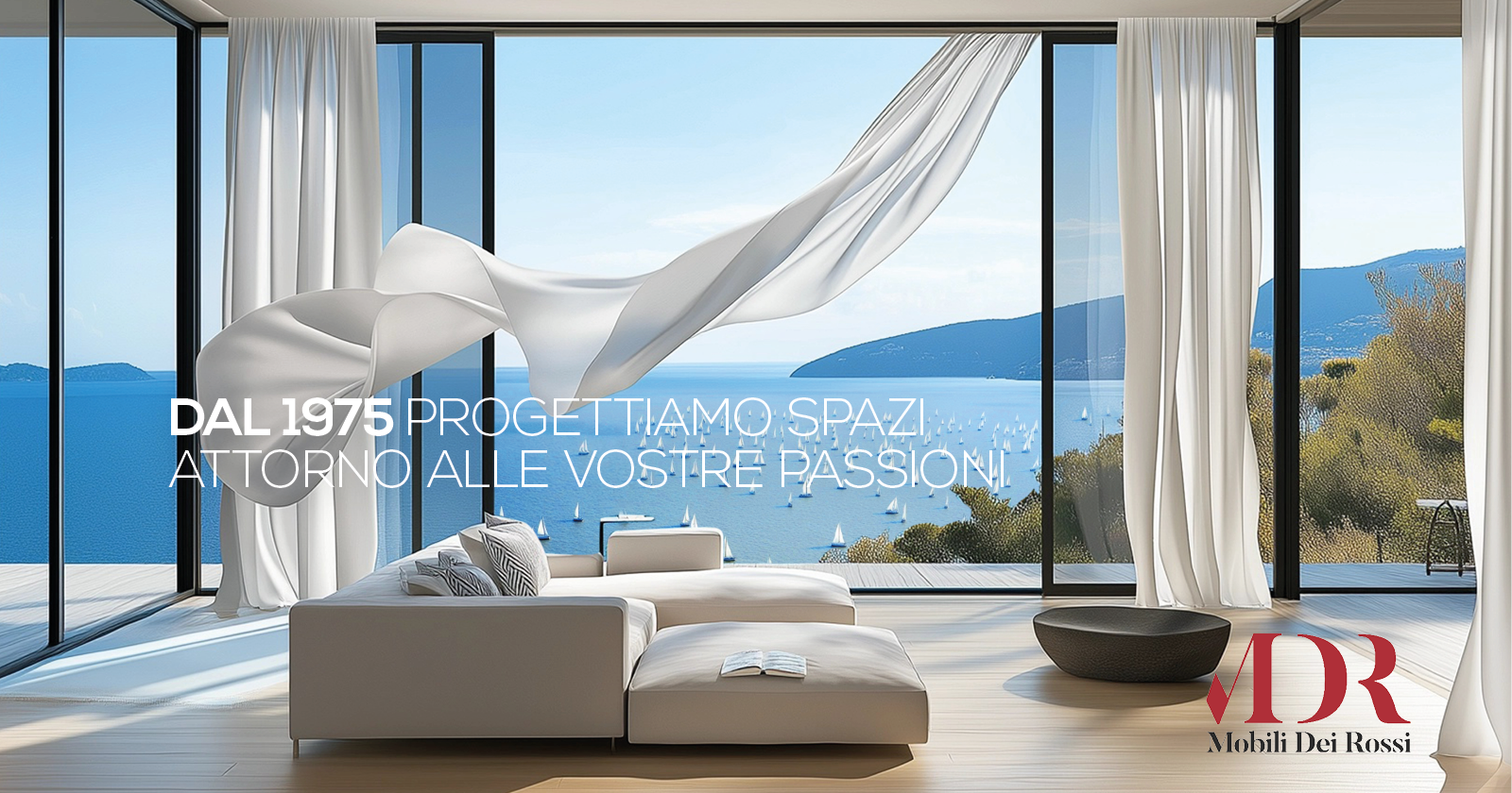 Interni di una villa di lusso moderna con divano bianco, tende drappeggiate, vista mare e terrazza a bordo piscina.