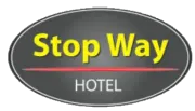 Logotipo do Stop Way Hotel; texto amarelo em oval preto com linha vermelha.