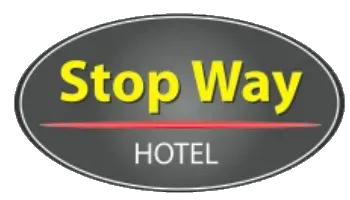 Logotipo do Stop Way Hotel; texto amarelo em oval preto com linha vermelha.