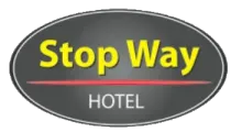Logotipo do Stop Way Hotel; texto amarelo em oval preto com linha vermelha.