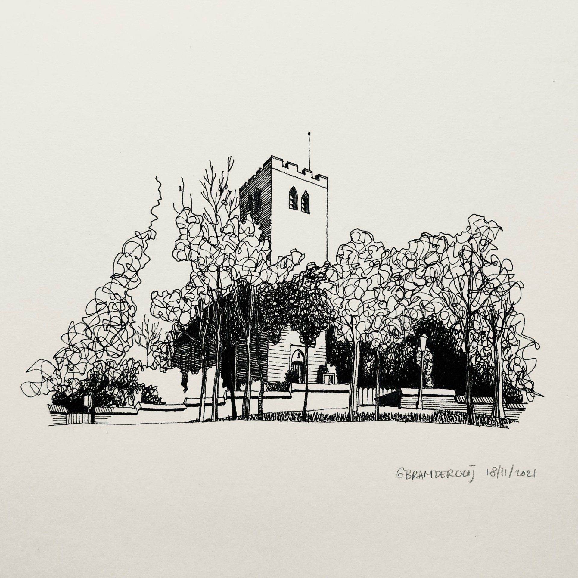 Zwart-wit schets van een kerktoren achter bomen en struiken.