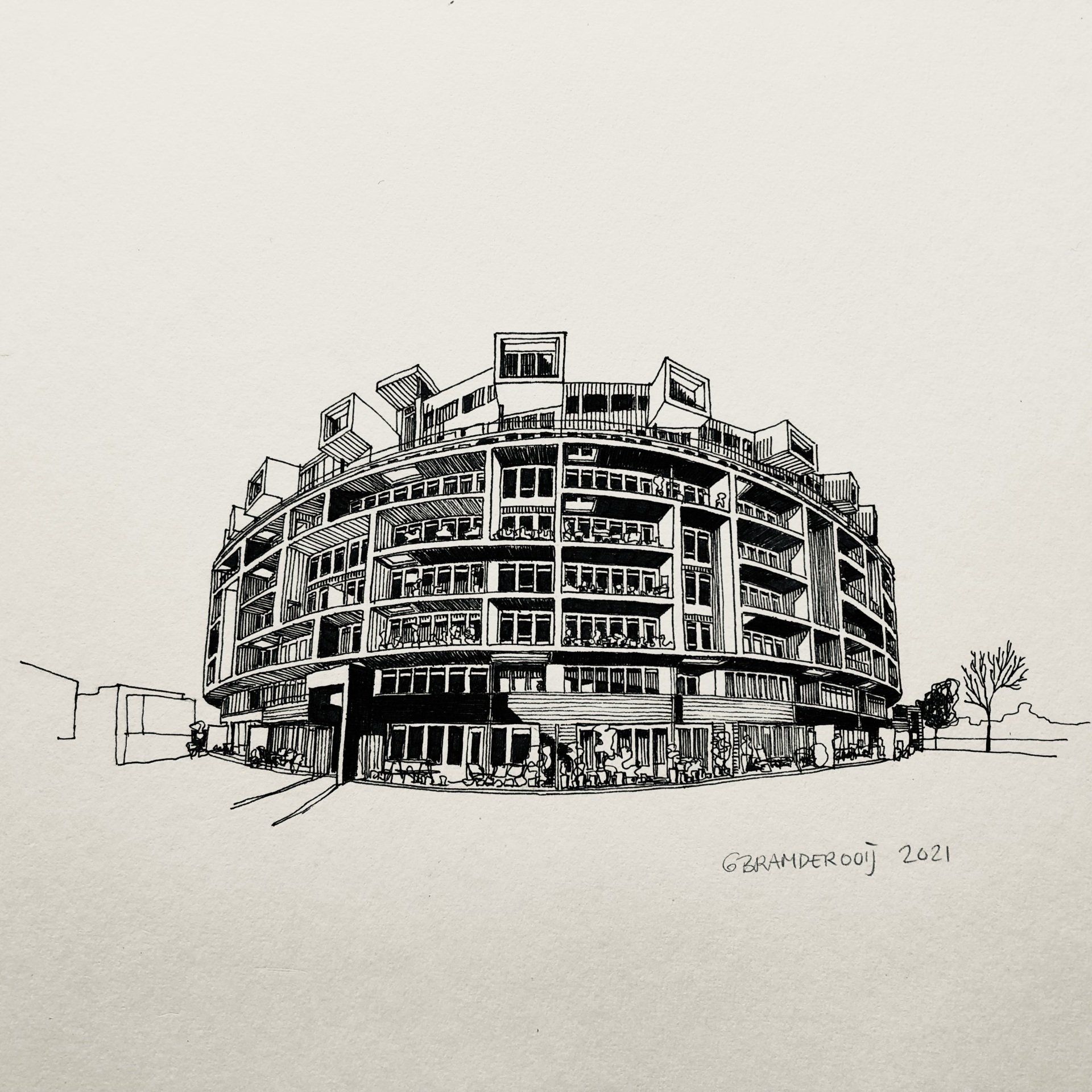 Zwart-wit schets van een rond, meerlaags gebouw met veel ramen en een paar bomen eromheen.
