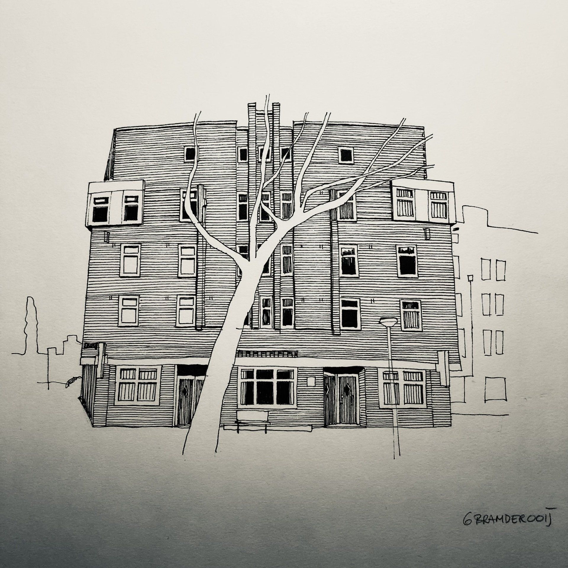 Zwart-wit schets van een vervallen appartementencomplex met een grote boom ervoor.