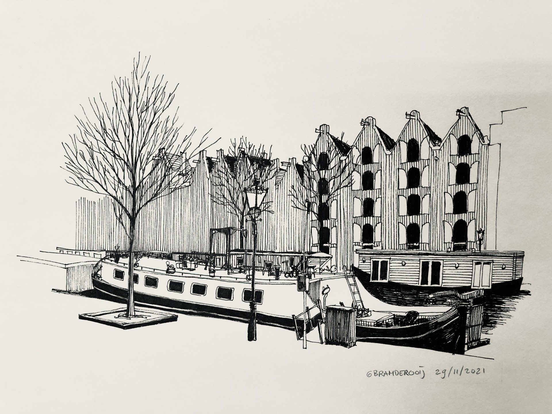 Zwart-wit schets van een kanaal met boten naast een rij hoge gebouwen en kale bomen.