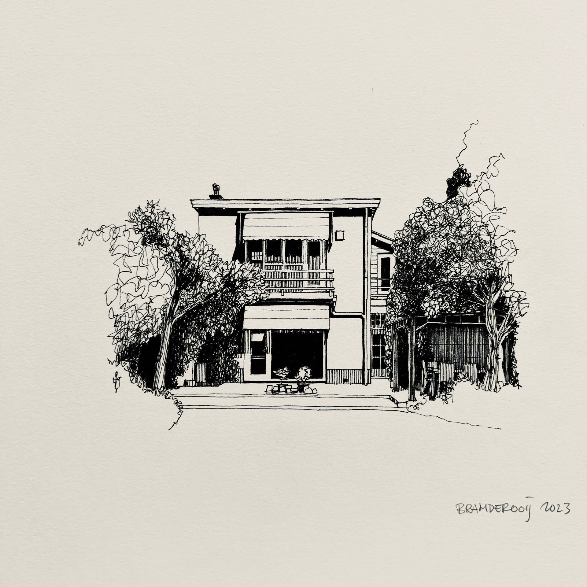 Zwart-wit schets van een huis met twee verdiepingen, bomen en een balkon.