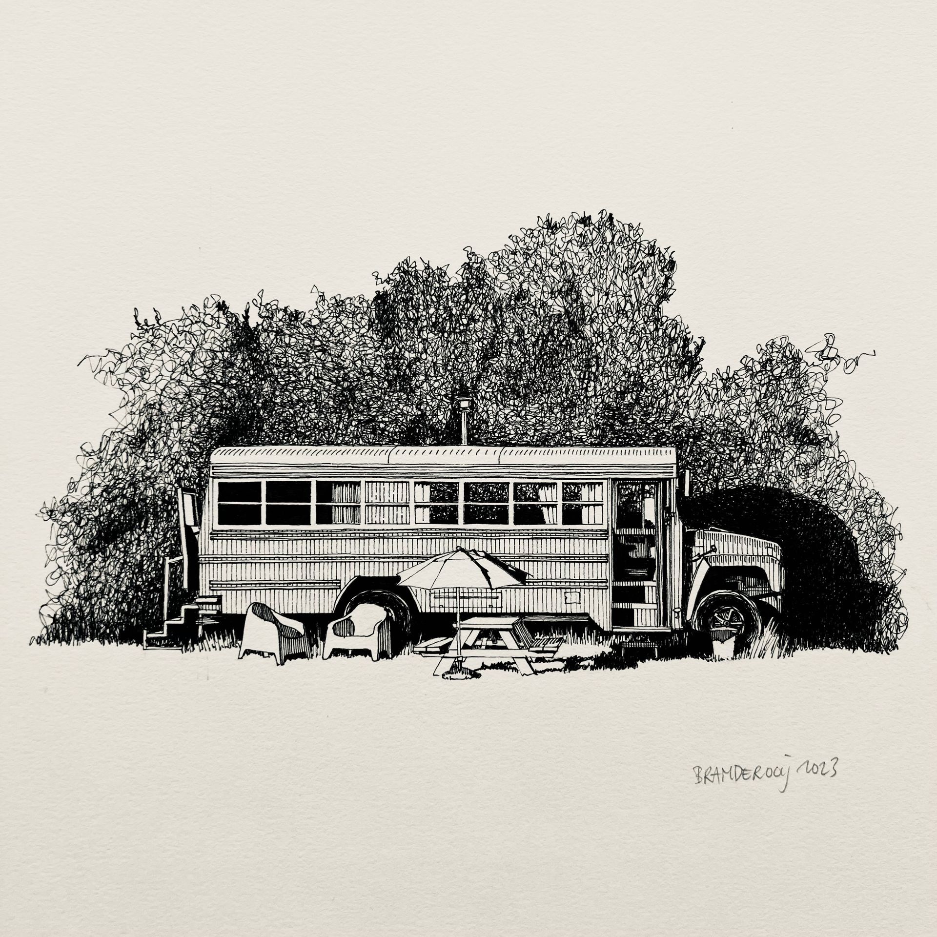 Zwart-wit schets van een oude bus geparkeerd naast bomen, met een persoon die eronder aan het werk is.