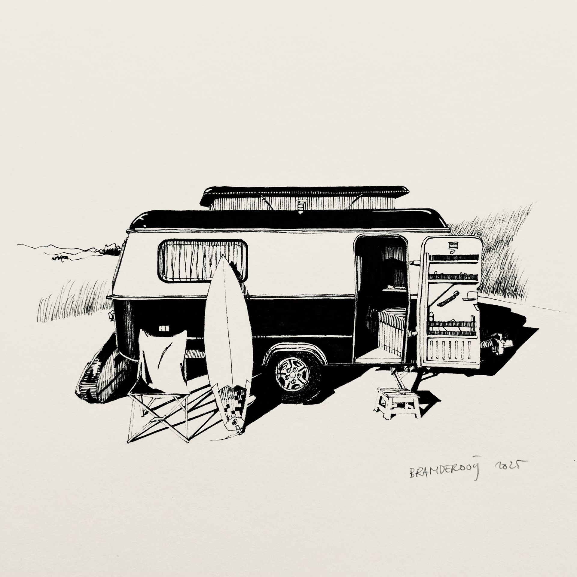 Zwart-wit schets van een camper met surfplanken, surfspullen en een open zijdeur aan het strand.