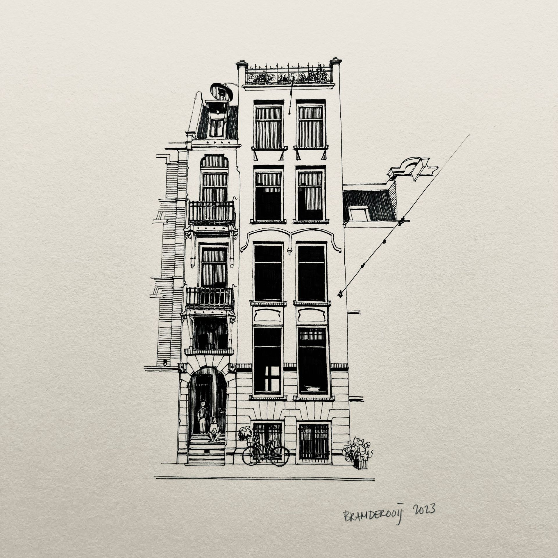 Zwart-wit schets van de gevel van een smal, meerlaags stadsgebouw met ramen en balkons.