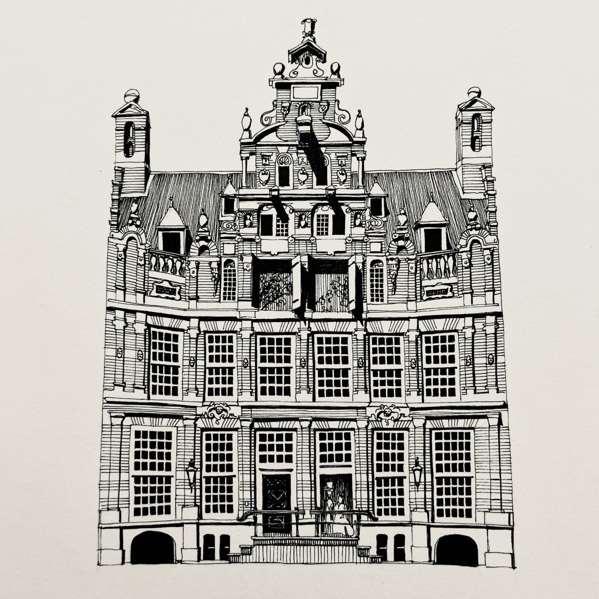 Zwart-wit schets van een historische, rijk versierde gevel met veel ramen en decoratieve dakdetails.