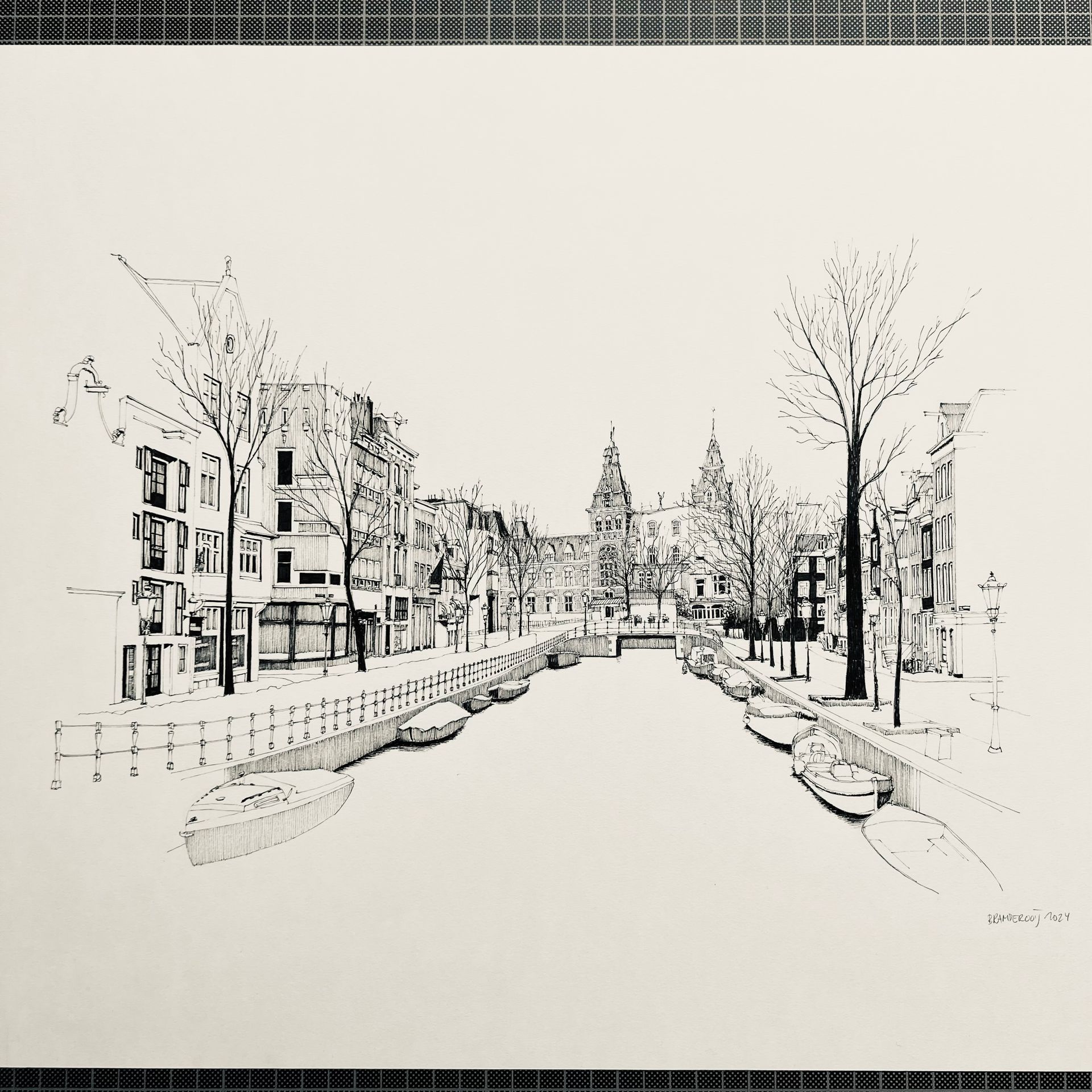 Zwart-wit schets van een kanaalstraat met gebouwen, kale bomen en een sierlijke toren in de verte.