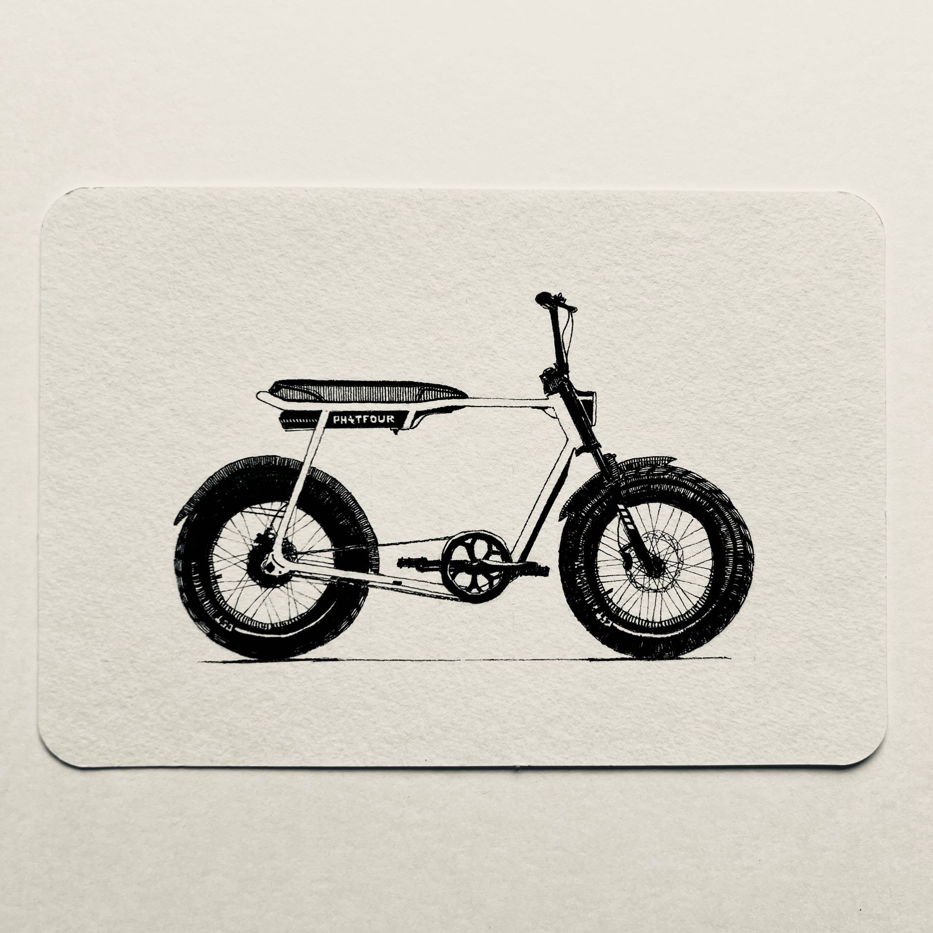 Zwart-wit illustratie van een elektrische scooter met dikke banden op een lichte achtergrond.