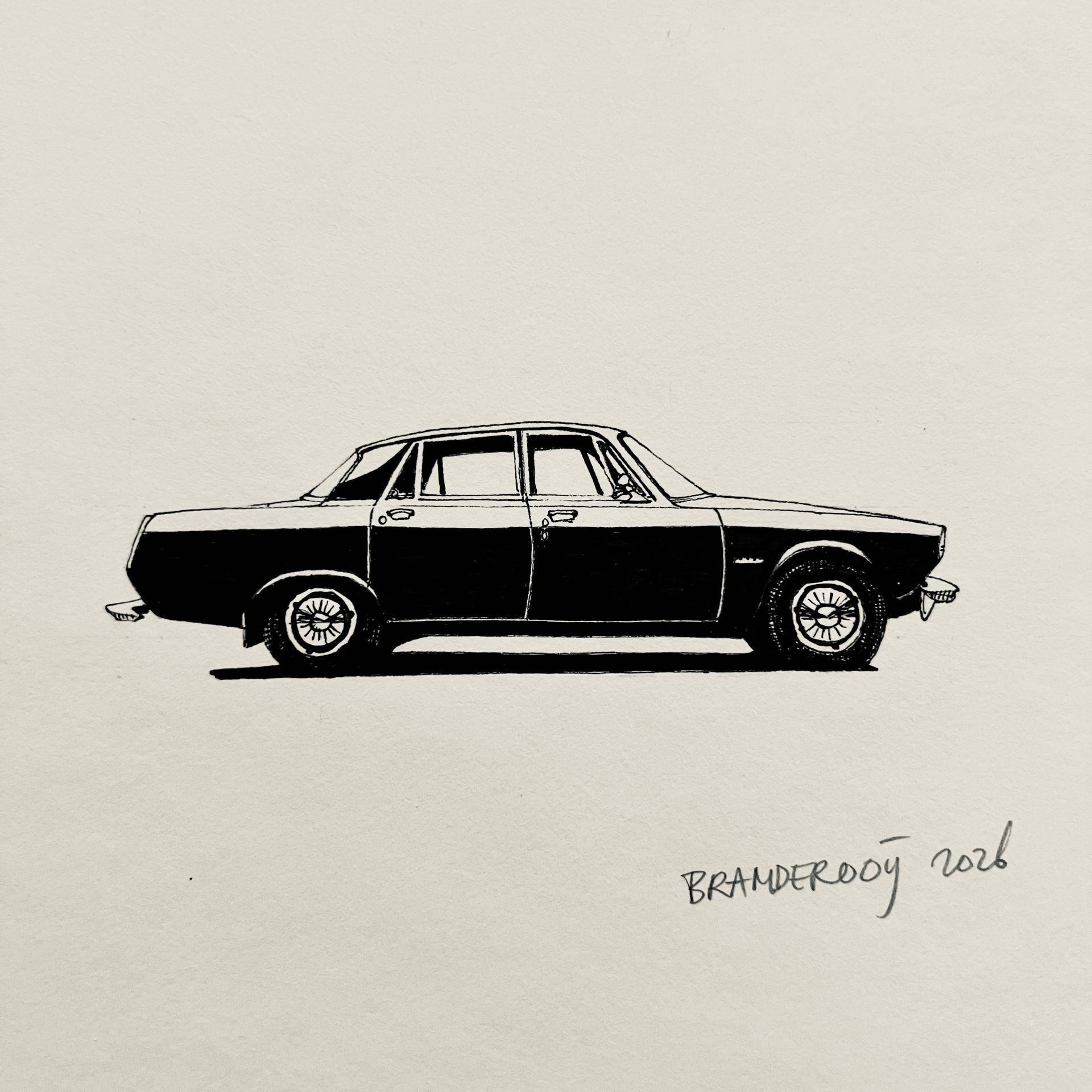 Een zwarte vintage sedan in zijaanzicht op een effen beige achtergrond, met een kleine handgeschreven handtekening.