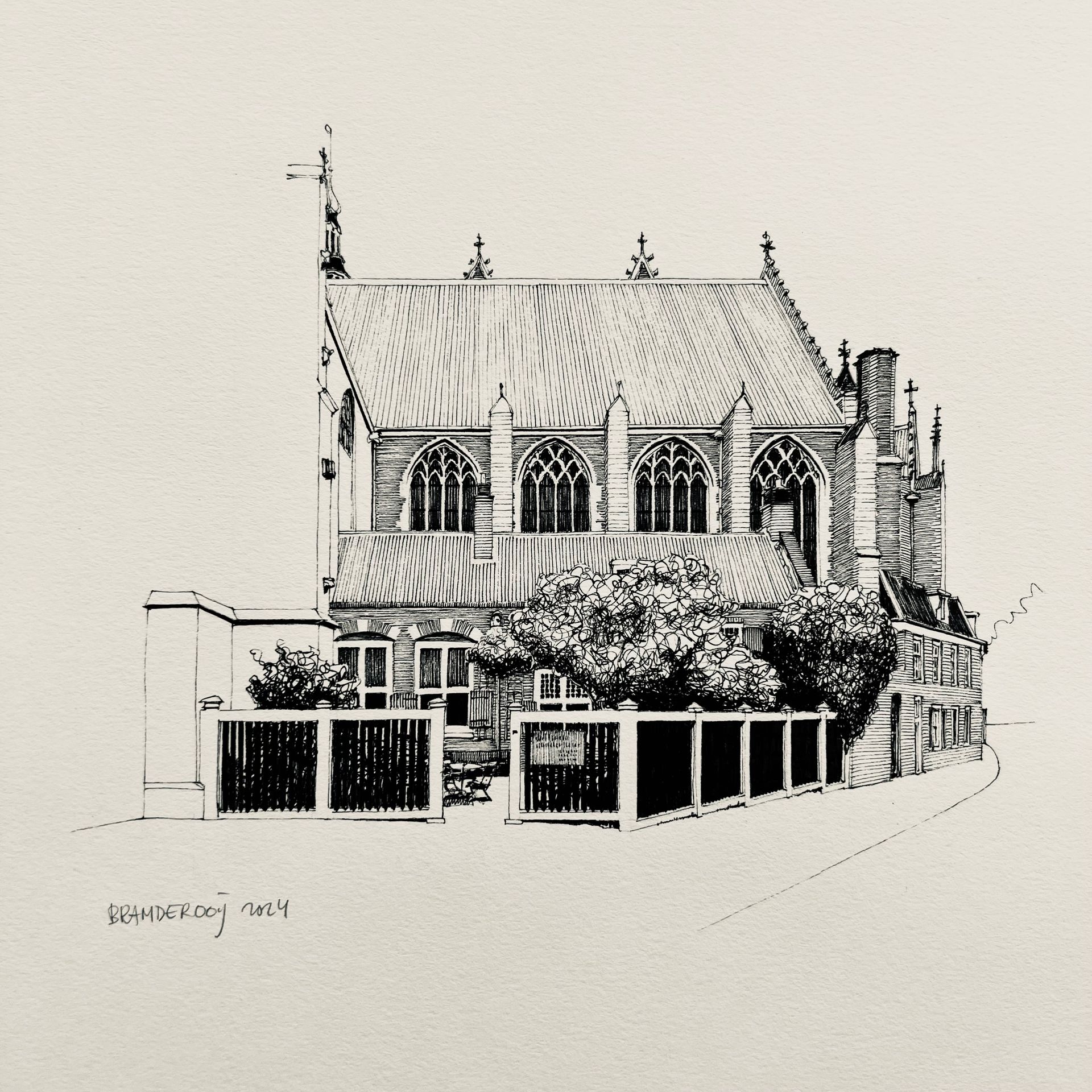 Inkttekening van een huis in gotische stijl met boogvensters en een omheinde tuin.