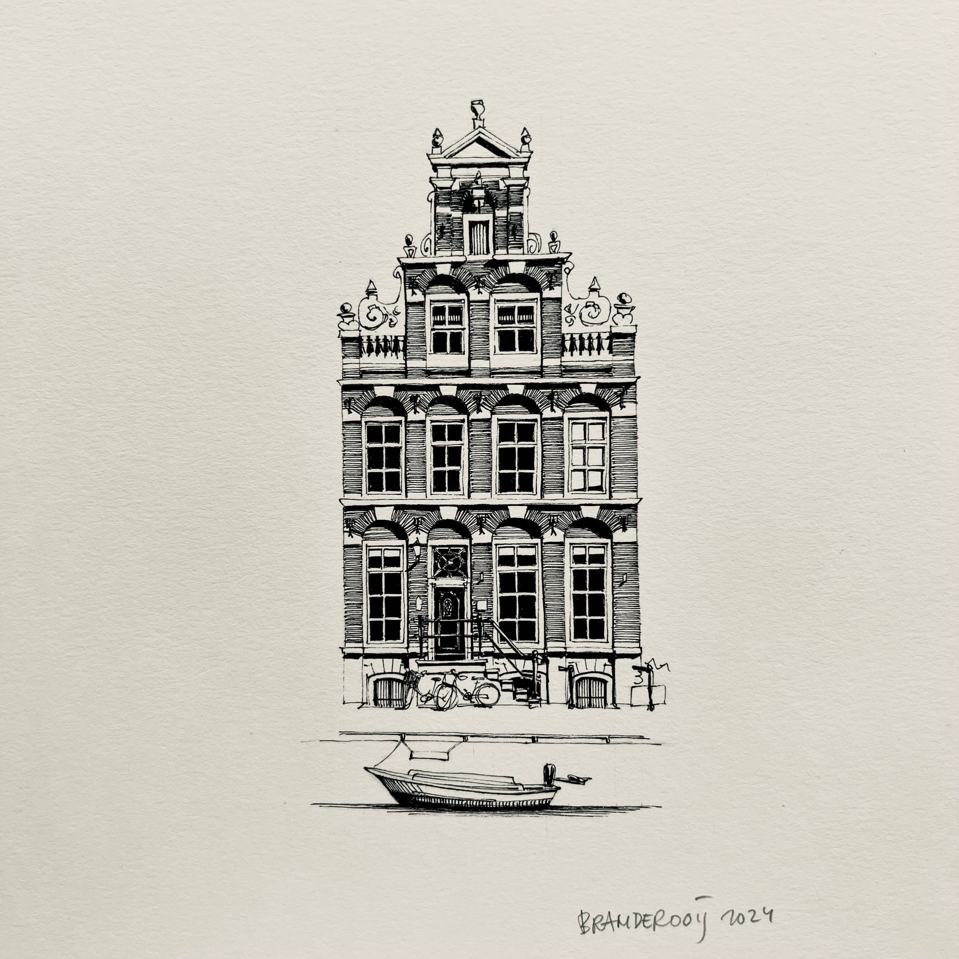 Zwart-wit schets van een smal historisch gebouw met een boot ervoor.