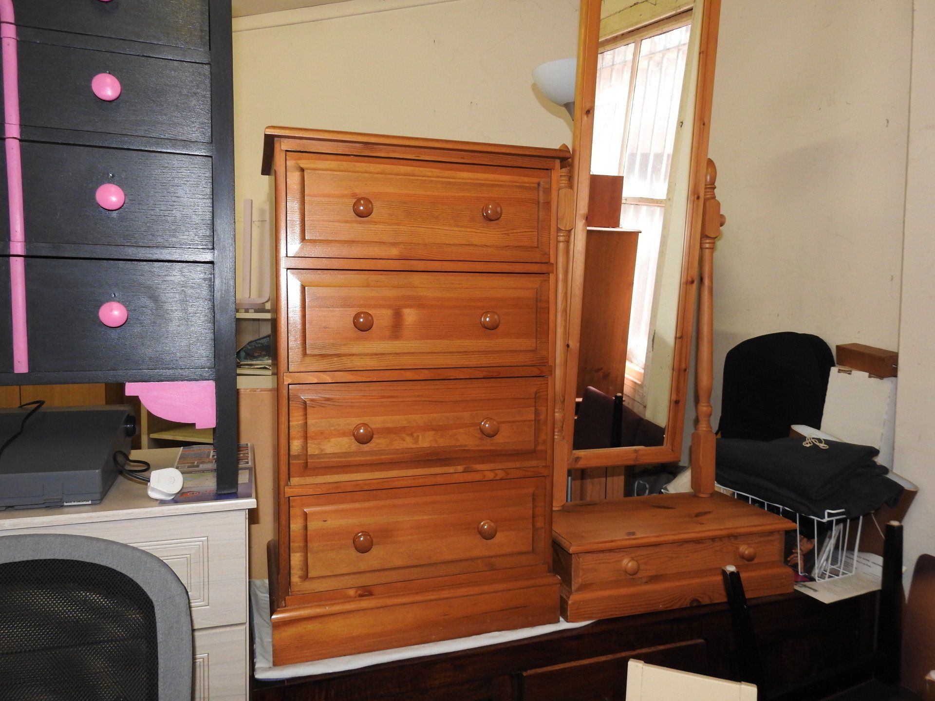 chest of drawers