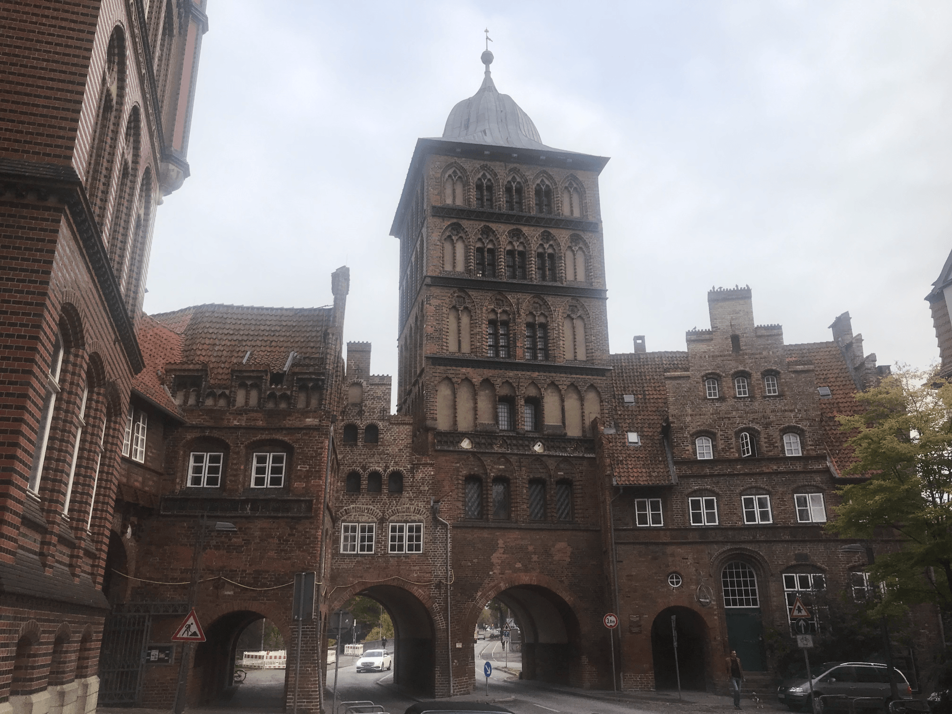 Das Burgtor in Lübeck durch das die grosse Burgstrasse verläuft