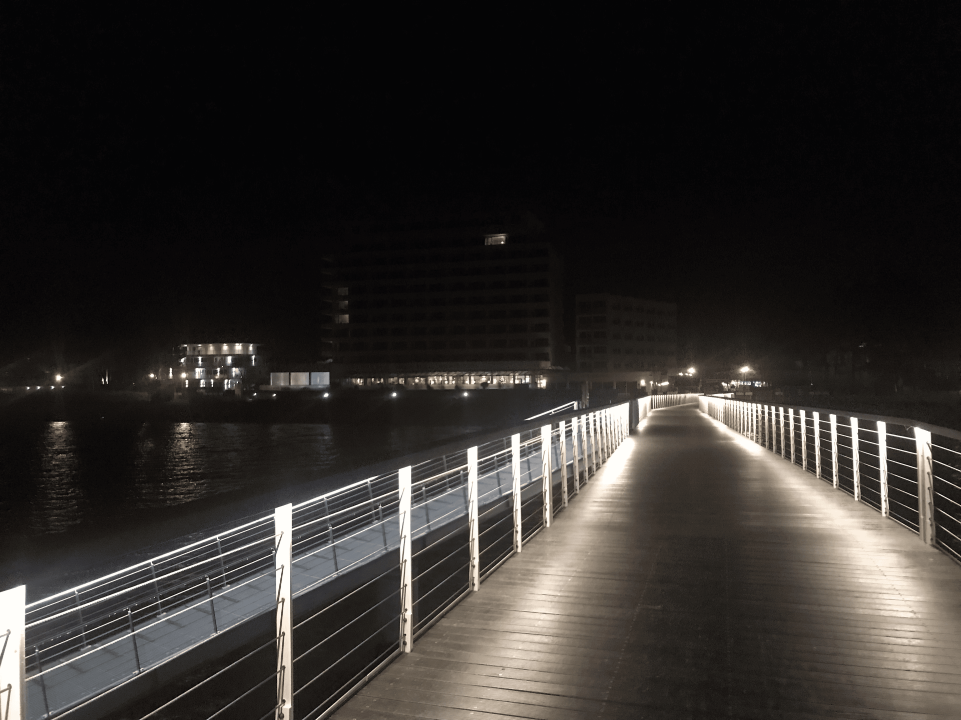 Die Brücke zum Mikado-Teehaus mit Seeschlossbrücke