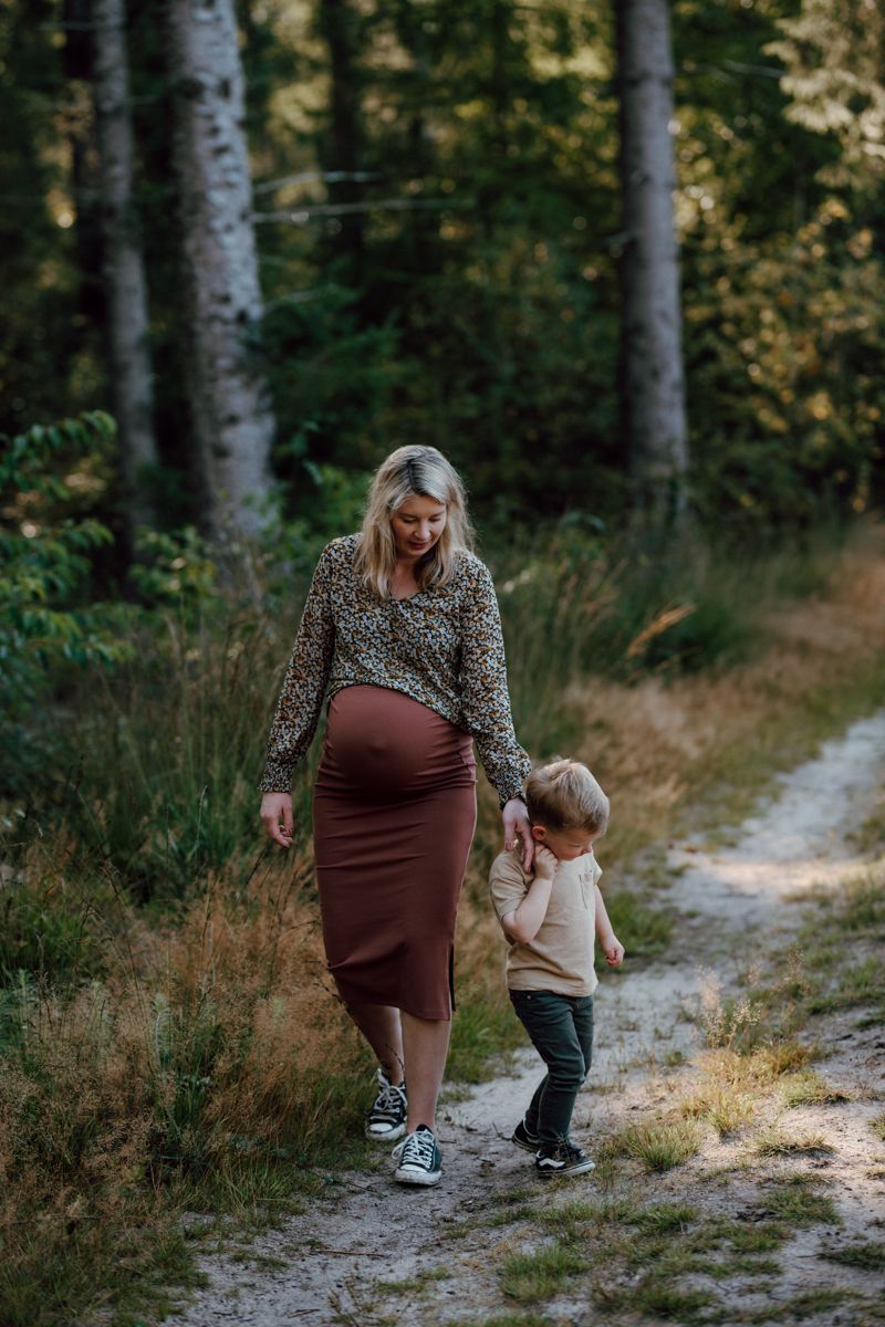 Zwangerschapsshoot in het bos