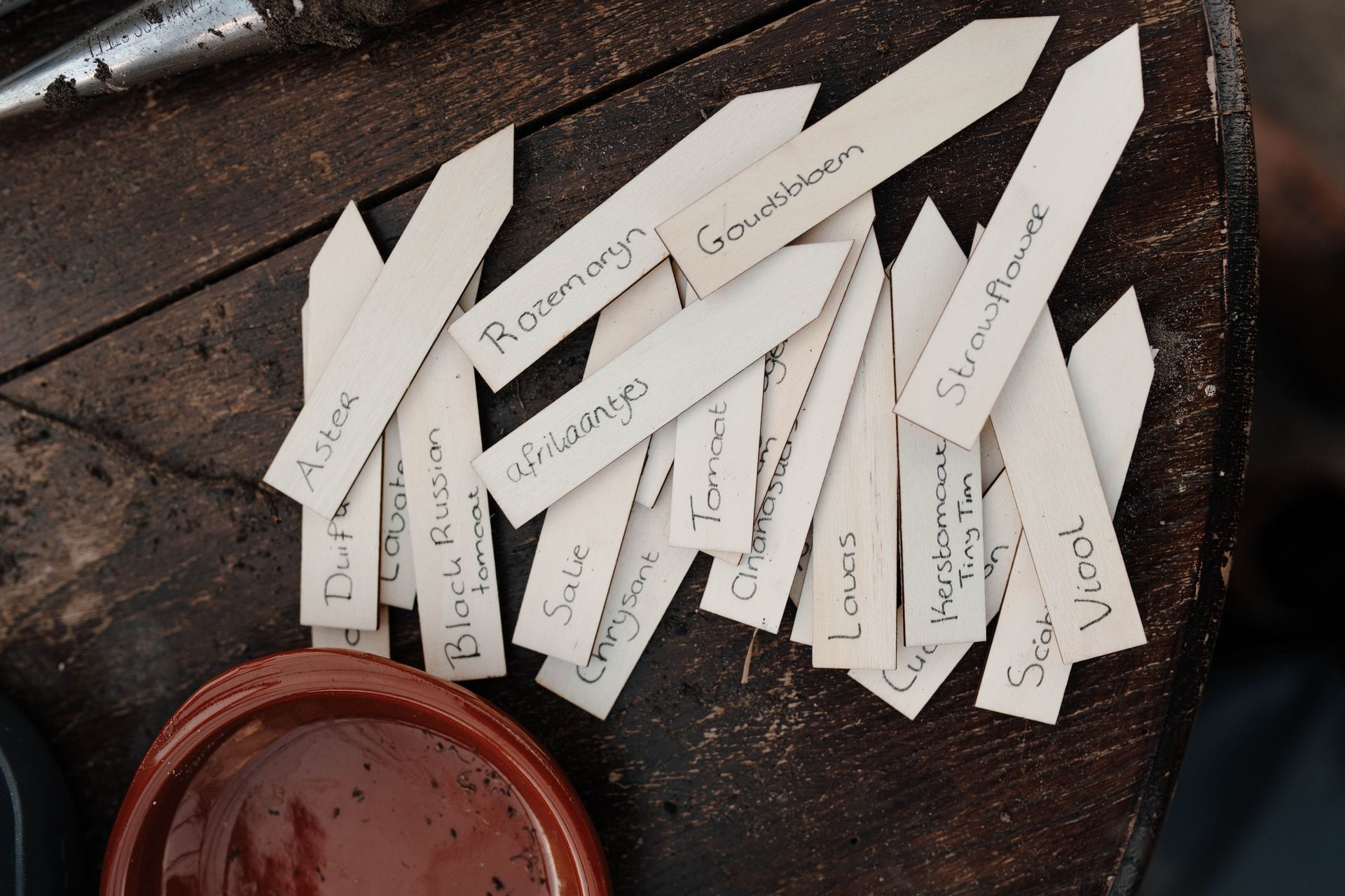 Een aantal etiketten op een tafel, waaronder een met de tekst 'raaf'
