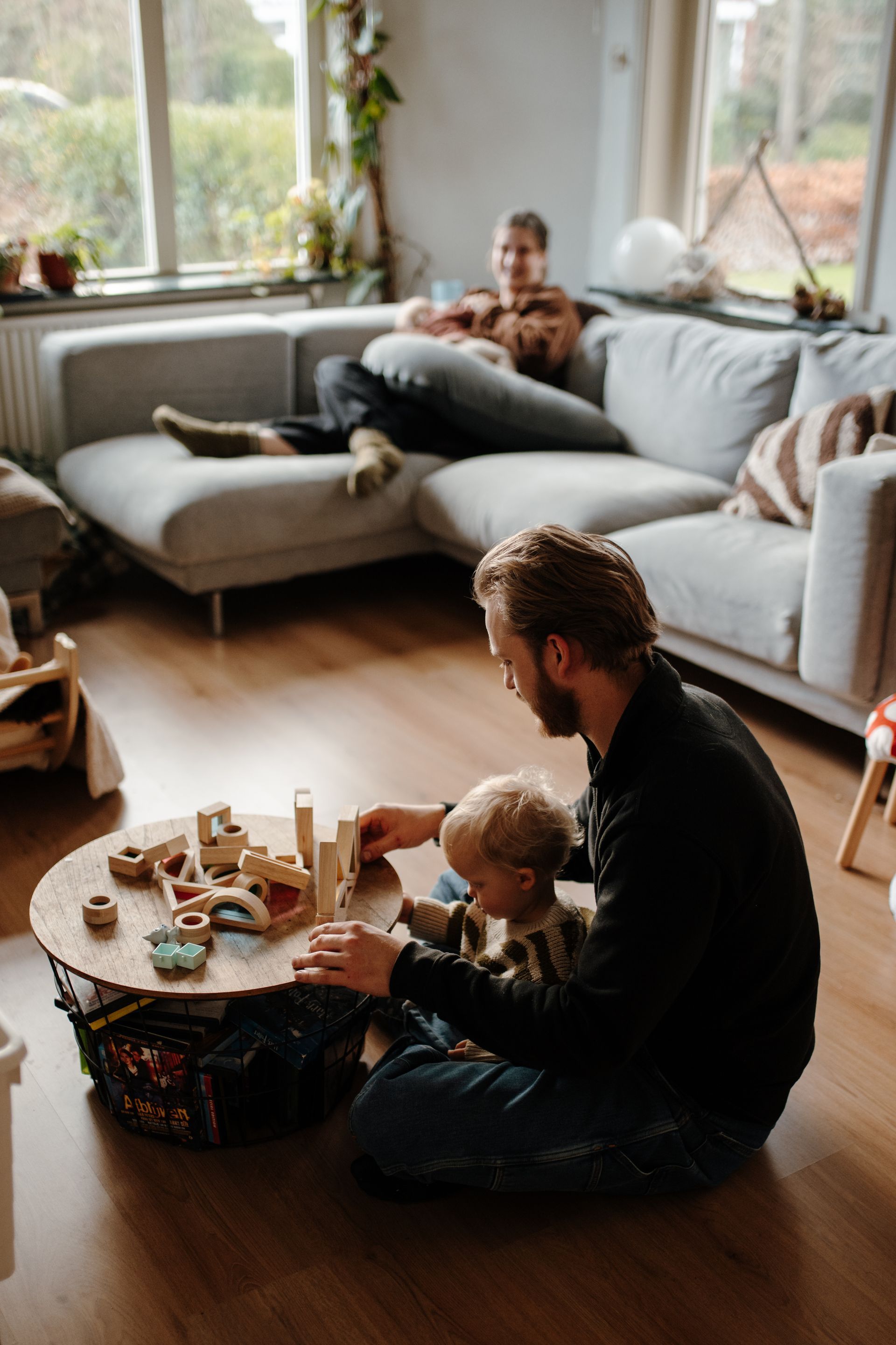 Gezinsfoto spelende kinderen