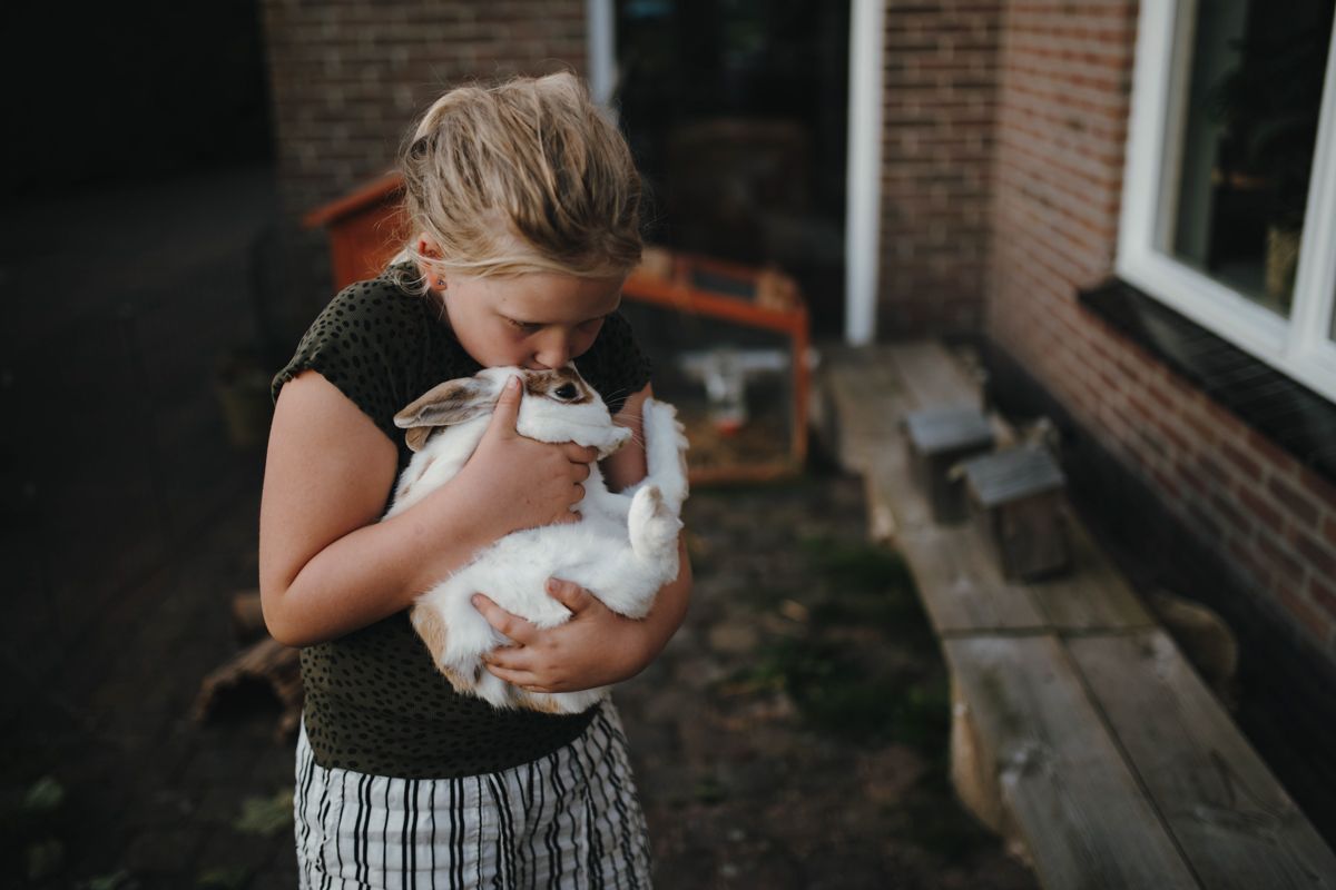 Meisje knuffelt met haar konijn