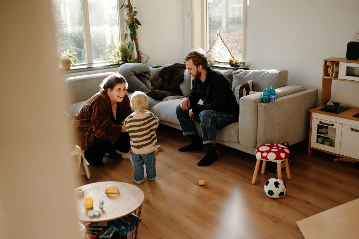 Gezin in de woonkamer tijdens een gezinsshoot