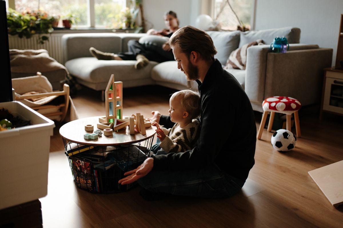 Vader en zoon spelen samen met de blokken tijdens een fotoshoot