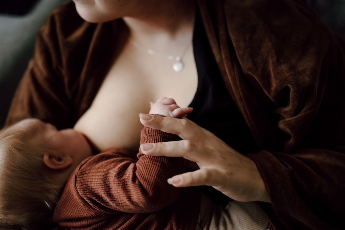 Moeder voed haar dochter tijdens een fotoshoot