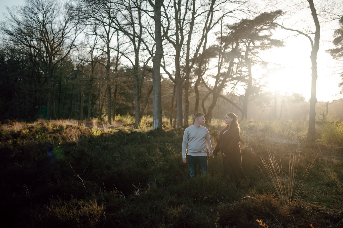 Zwangerschapsshoot in het bos van Friesland