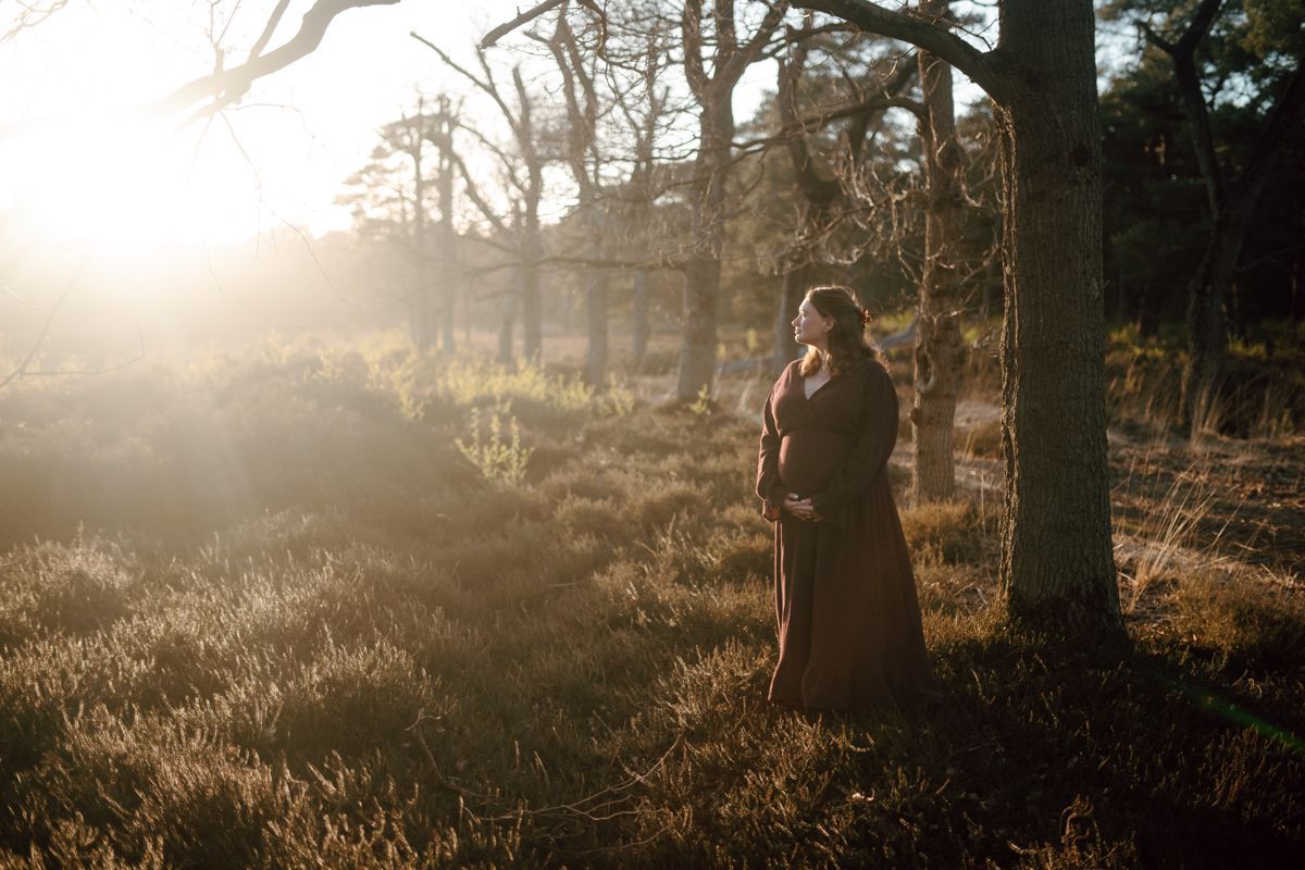 Zwangere vrouw in het bos tijdens haar fotoshoot