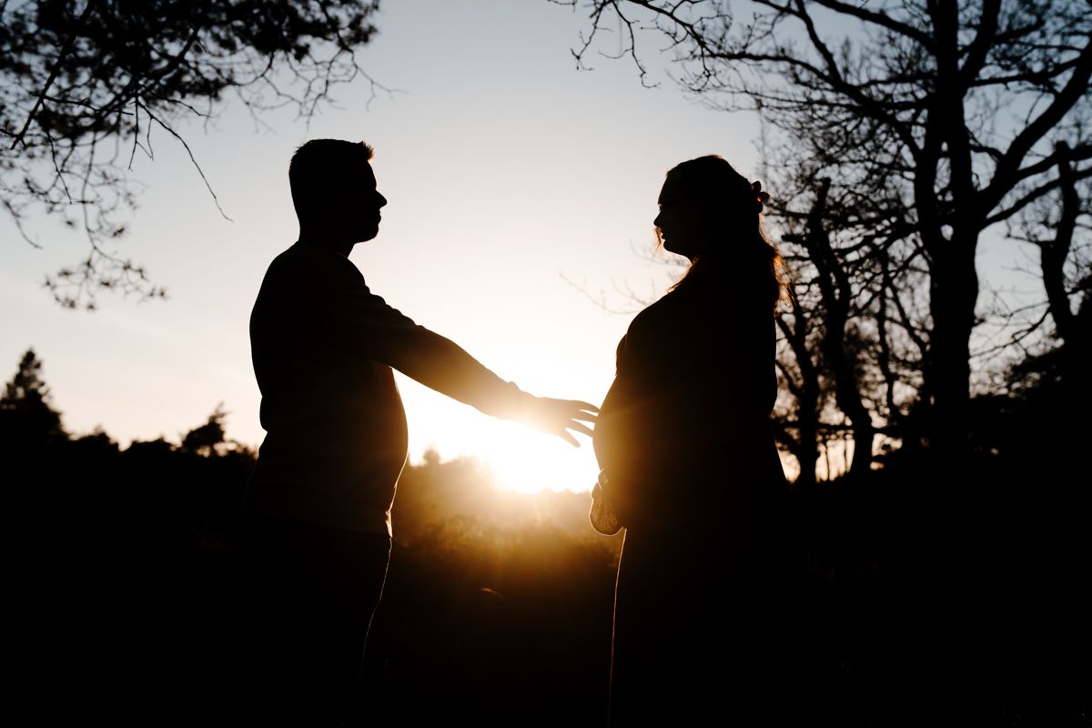 Silhouet van een zwangere vrouw in het bs