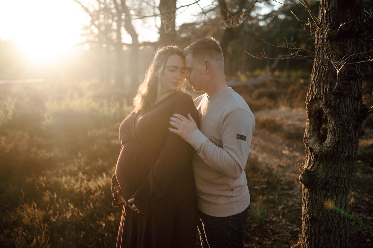 Verliefd stel tijdens zwangerschapsshoot