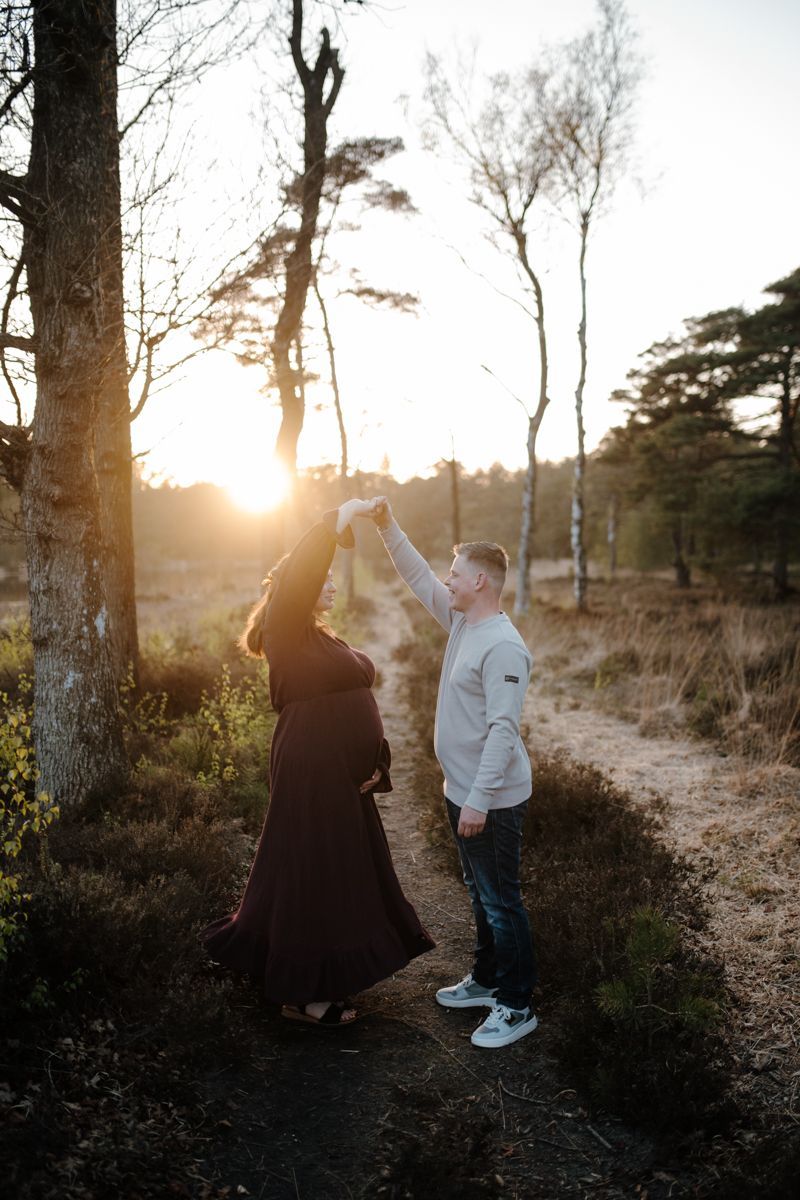 Zwangerschapsshoot met partner in het bos