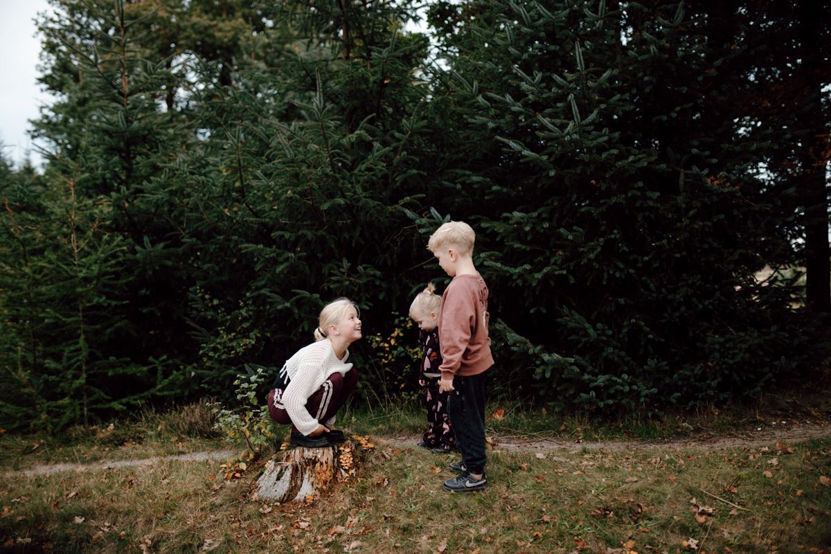 Kinderen zijn beestjes aan het zoeken tijdens een fotoshoot in Friesland