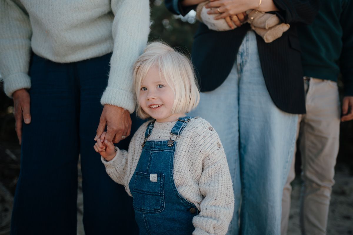 Meisje houdt de hand van oma vast tijdens een familieshoot in de natuur van Appelscha