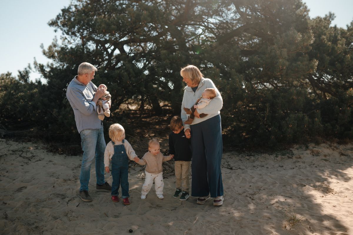 Opa en oma met alle kleinkinderen op de foto tijdens een familieshoot