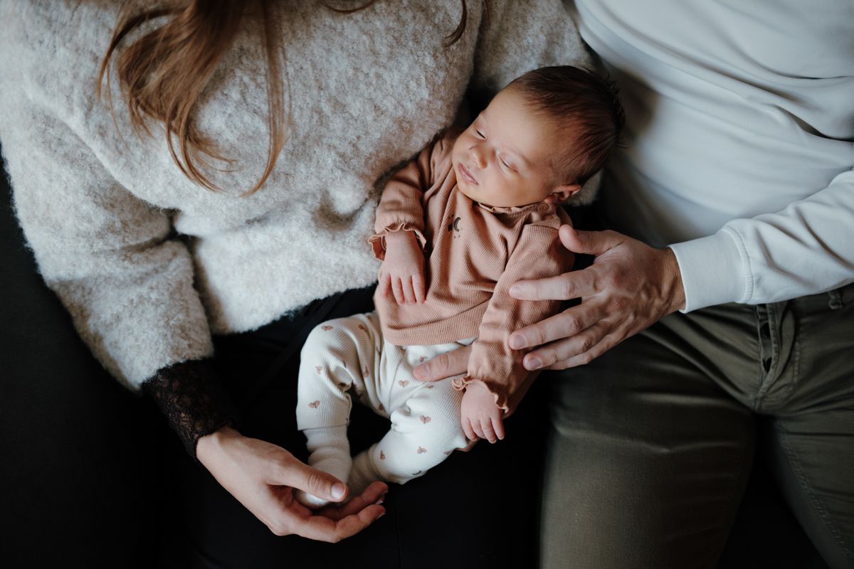 Newbornshoot bij gezin thuis