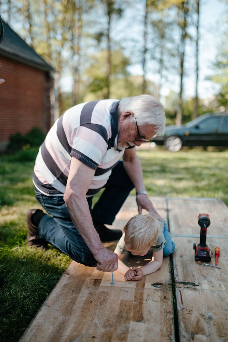 Familieshoot thuis, verschillende generaties werken samen