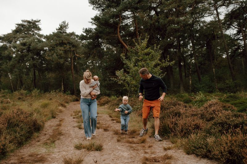 Ouders en kinderen spelen samen buiten tijdens een ongedwongen fotoshoot met kinderen in Friesland