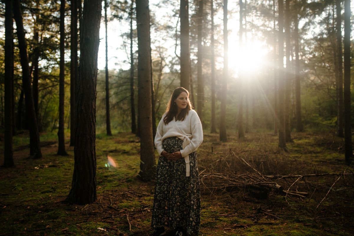 Fotoshoot tijdens zonsondergang in het bos